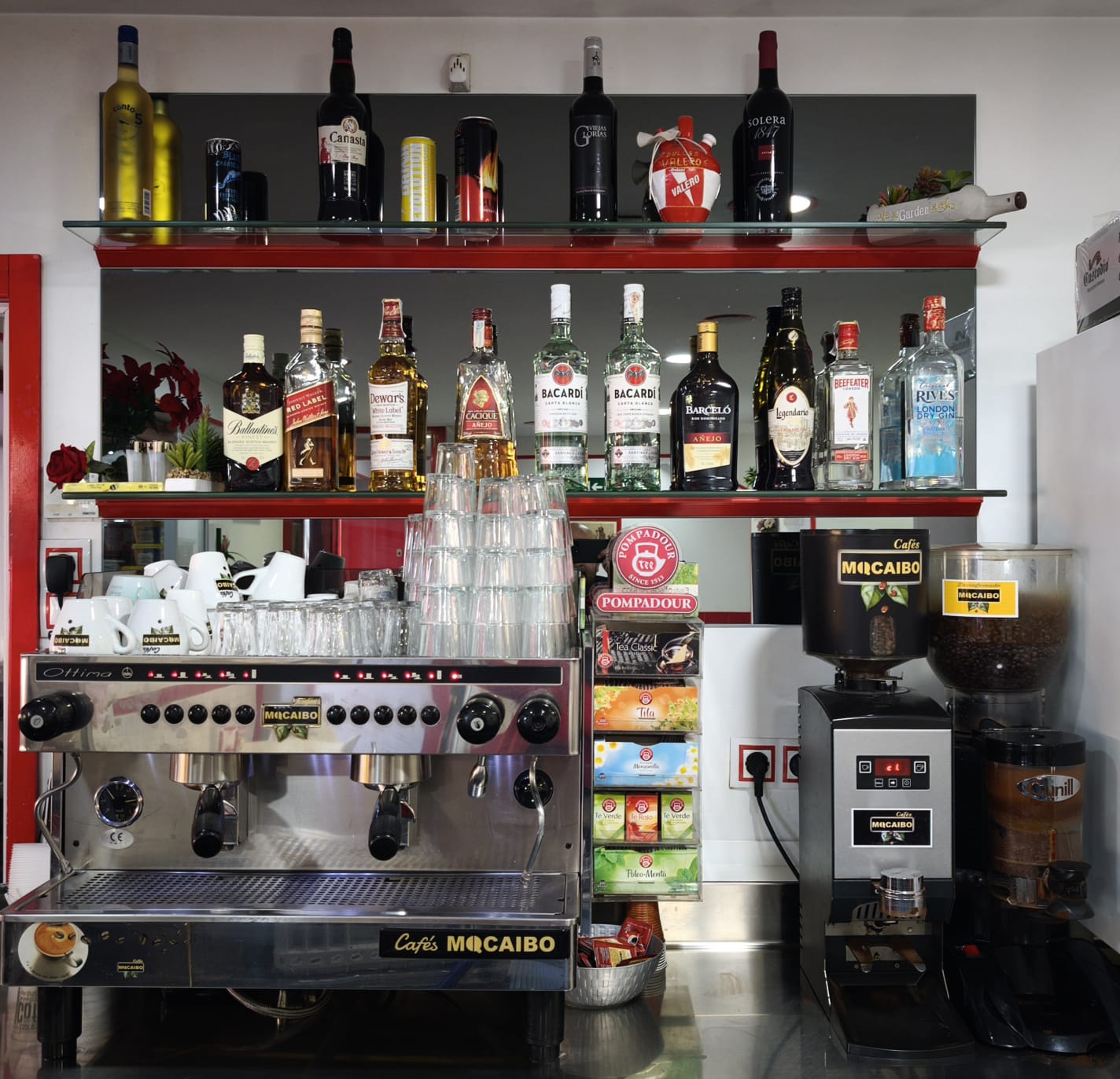 Fotografía de la barra de la cafetería, con la máquina de café